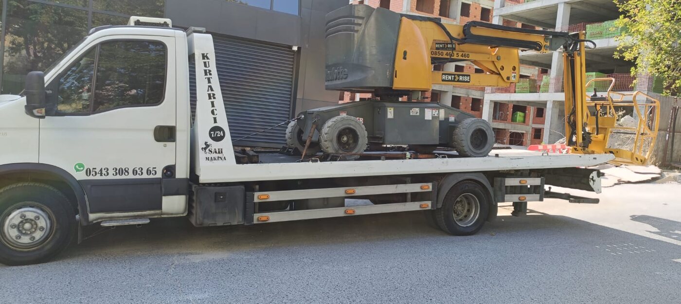 X Çekici kayar kasa çekici üzerinde platform iş makinesi taşırken